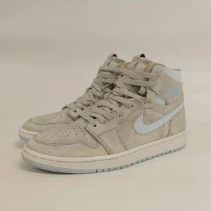 Jordan 1 CMFT  - Jordan 1 high zoom air CMFT grey fog. 42.5 Väldigt bra skick. CMFT står för comfort och dessa är extra bekväma jämfört med vanliga Jordan. Ligger på 2800 på stockx. Kom med bud vid snabb affär 