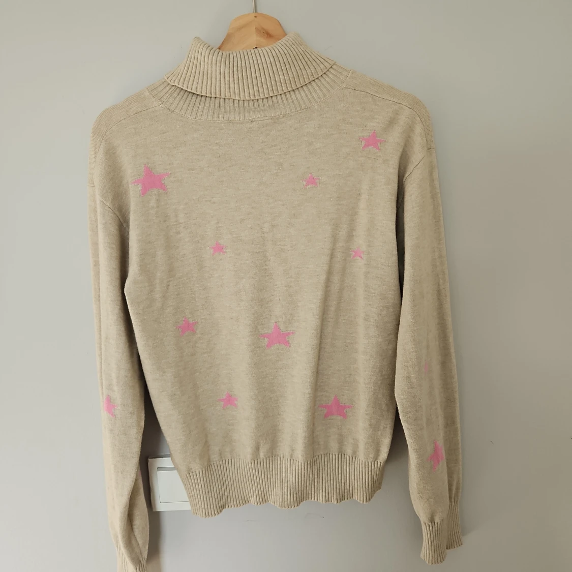 Beige polotröja med rosa stjärnor från Lindex - 1