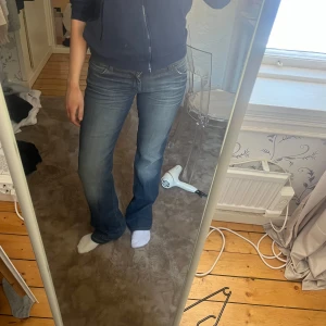 Wrangler jeans - Lågmidjade vintage jeans från Wrangler. W29 L34, passar en S skulle jag säga. Jag är 170cm för referens💗