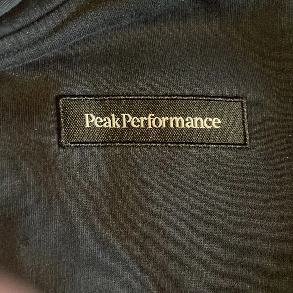 Svart hoodie från Peak Performance - 3