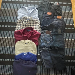 🗣️Ralph, Cohën, Replay Bundle m.m🗣️ först till kvarn - Jacob Cohën Sweatshirt - Storlek S Grön Fred Perry - Stolek S MörkBlå Ralph Lauren Shirt - Junior L  Ralph Lauren skjorta Vinröd - Storlek S  Rutig Ralph Lauren skjorta - Storlek 18 Blå Ralph Lauren skjorta - storlek 14 Nudie Grim Tim - storlek 29/32 (byxorna har hål på 3 ställen och fås därav med gratis vid köp av denna bundle) Acne studios river stay black - 32/32 Tiger of sweden Evolve - Storlek 32/32 Tiger of sweden Evolve - Storlek 28/32 Replay Anbass - storlek 31/30 Replay Anbass - 30/34