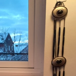 Långt bälte med svarta och silverdetaljer - Elegant långt bälte med svarta avlånga pärlor och stora silverfärgade ovala detaljer. Perfekt för att ge en stilfull touch till din outfit. Hippie belt, boho belt, alternativ accessoar, goth accessoar