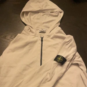 Vit Stone Island zip up - Säljer min zip up hoodie från Stone Island i storlek 170, hoodien är väldigt bra skick utan fläckar eller hål. Säljer pga att jag växt ur den. Om du har någon fråga är det bara att skriva och pris är alltid förhandlingsbart💯