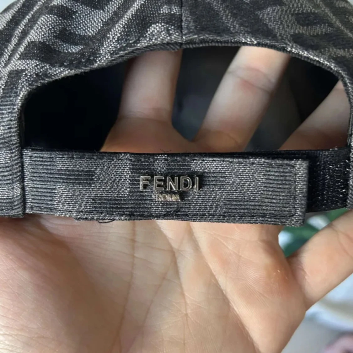 Svart keps från Fendi - 1