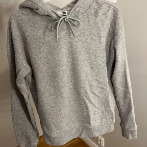 Hoodie - Grå hoodie köpt på zalando, fint skick!