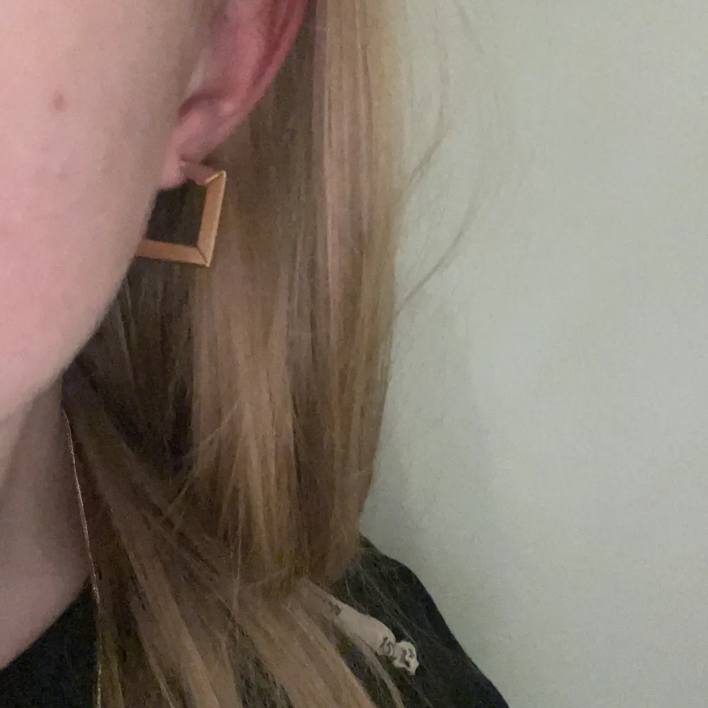 Snygga guldörhängen med en unik geometrisk form. Perfekta för att ge en modern touch till din stil. Lätta att bära och passar till många olika outfits.. Asusteet.