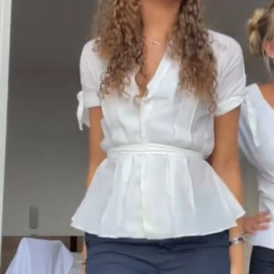 Zara blus/skjorta - Säljer den slutsålda zara blusen/skjortan då den tyvär inte kommit till använding