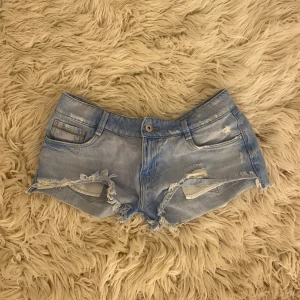 Ljusblåa lågmidjade jeansshorts  - SÄLJER EN HEL DEL FLERA LÅGMDIJADE JEANS, JEANSKJOLAR OCH JEANSSHORTS!! Så sjukt snygga ljusblåa lågmidjade jeanshorts i storlek 36! Superfint skick utom en defekt (se sista bild) men märks absolut inte alls vilket man kan se på bilderna💞💞