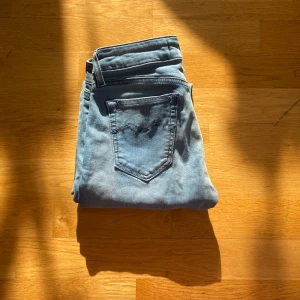 Replay jeans - Ett par replay jeans i storlek 27:27 och passar mellan 155-165 cm och är för små på mig. Dom är i perfekt skick.