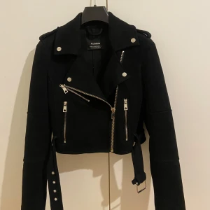 Svart mockajacka från Pull&Bear - Croppad mockajacka från pull&bear, köpt flera år sedan och en knapp har gått av men inget man märker av så mycket 