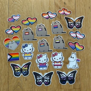 Pride stickers 🏳️‍🌈 - Söta klistermärken med olika Pride motiv! 🏳️‍🌈 Designade av oss! 8 kr/styck eller mängdrabatt!  Perfekt för att pynta i anteckningsblock, datorn eller andra ytor! 💝 Går bra att köpa med frimärke 18 kronor 🚛eller köp via köp nu! (Kontakta oss) 
