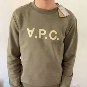 Olivgrön Small sweatshirt från A.P.C.  - NYSKICK MED TAGS KVAR 👍🏼 SMALL APC TRÖJA 💯 Kvitto och påse från NK medföljer ✅ Pris diskuterbart!