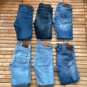 Massa replay anbass jeans!  - Finns i massa olika storlekar/ färger. Hör av er vid minsta fråga eller fundering 🙌🏼📦