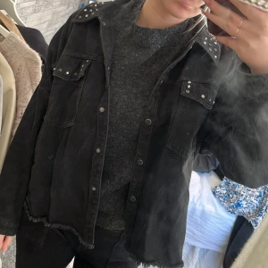 Svart jeansjacka med nitar - Super snygg svart jeans jacka med nitar!