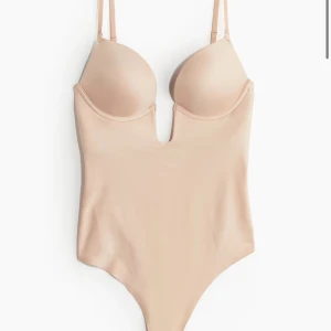 Beige body - Beige body från H&M. Slutsåld i storleken. Endast använd vid ett tillfälle så som ny. Storlek 80C men sitter som en S och passar mig med 75C. Nypris 299kr. Skönt och bra material. Säljer då jag har en likadan. Tryck gärna på köp nu. 