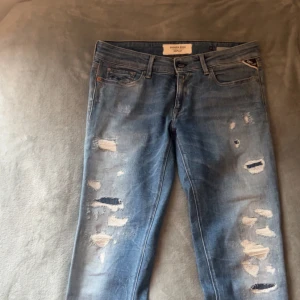 Slitna jeans från replay - Säljer ett par blå slitna replay jeans som jag köpte på vinted men var för tajta för mig. Det är w29 L30. Inga andra defekter förutom dom som ska vara där.