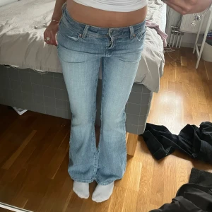 Low waist jeans - SÅ snygga jeans i nyskick💗 midjemått är runt 37cm och innerbenslängd är 78cm