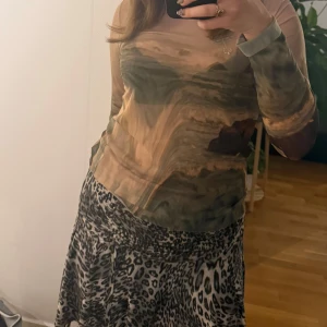 Genomskinlig tröja - Säljer en gebomskynkig tröja med fina detaljer.