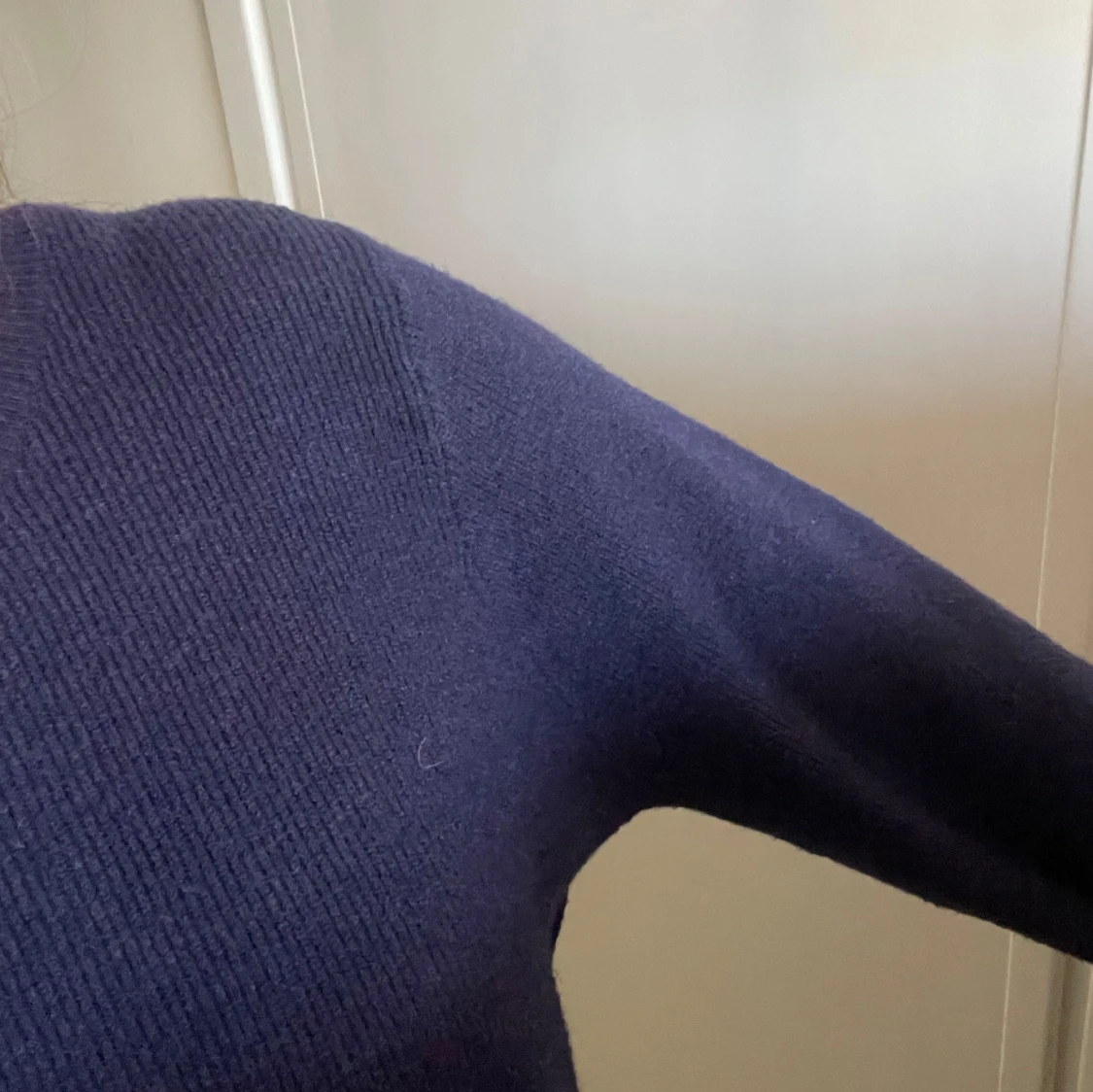 Mörkblå stickad tröja - 3
