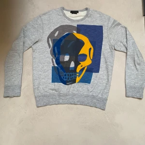 Grå crewneck från Alexander McQueen - Säljer nu en grå tröja från Alexander McQueen i bra skick🙌tröjan är i storlek M. Nypris på tröjan är runt 5000kr! Och man känner på matrialet att det är av hög kvalité. Tveka inte på att höra av er vid frågor eller funderingar.