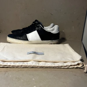 Valentino Flycrews  - Säljer dessa feta valentino flycrews i storleken 41!! Skicket är 6,5-7/10 i skick men har mycket kvar att ge!! Samt är dem lite sönder i sulan! Dustag tillkommer! Hör av er av fundering och priset kan diskuteras!!!💪🤝