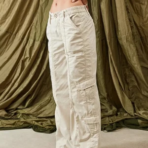 Low rise y2k cargo pants - Low rise y2k bdg cargo pants från urban outfitters. Nypris: 836kr (säljs inte längre). Fint skick, knappt använda. Säljer då de inte är min stil längre. Jag är 171 och har oftast S eller M i byxor och dom sitter perfekt på mig!