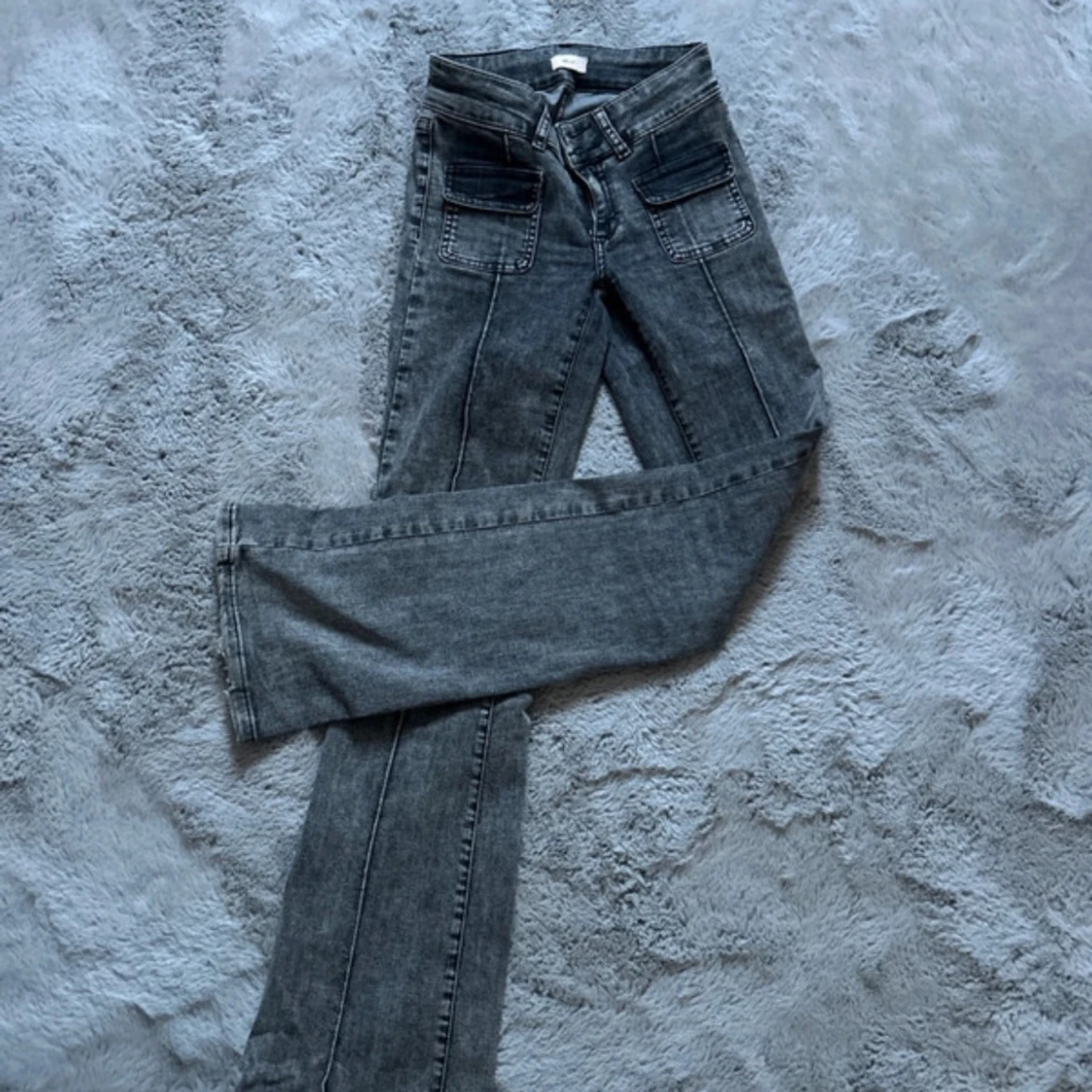 lågmidjade bootcut jeans
