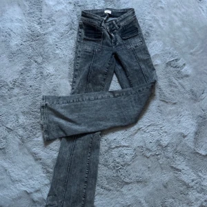 lågmidjade bootcut jeans  - kommer ej till användning 