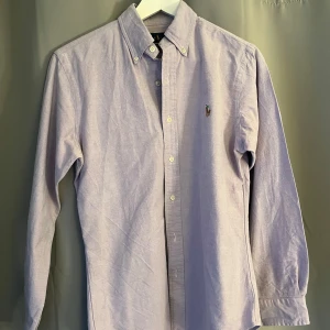 Ralph Lauren Skjorta - Mycket fin oanvänd Ralph Lauren Skjorta! Strl S!     Skick: 10/10, hör av er vid funderingar! Färgen är lite mer lila-grå, skriv om ni vill se fler bilder. 