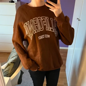 Sweatshirt - Säljer denna college tröja som jag köpte 2nd hand typ 2022. Den har dock inte kommit till mycket användning och är i bra skick, väldigt skön och mjuk på insidan. Den är i XS men passar S och sitter tajtare på M, men funkar.