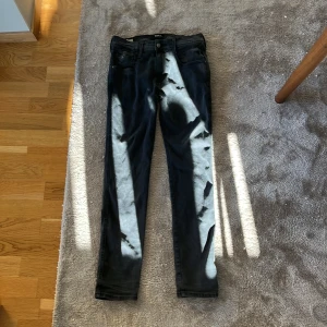 Svarta jeans från Replay - Snygga svarta Replay Anbass jeans med en cool, sliten look. De har en slim passform och är tillverkade i återvunnet material. Perfekta för en trendig stil.