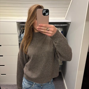 Brun stickad tröja - Säljer en mysig brun stickad tröja med lite högre krage. Så fin och perfekt för tidig vår!!💓