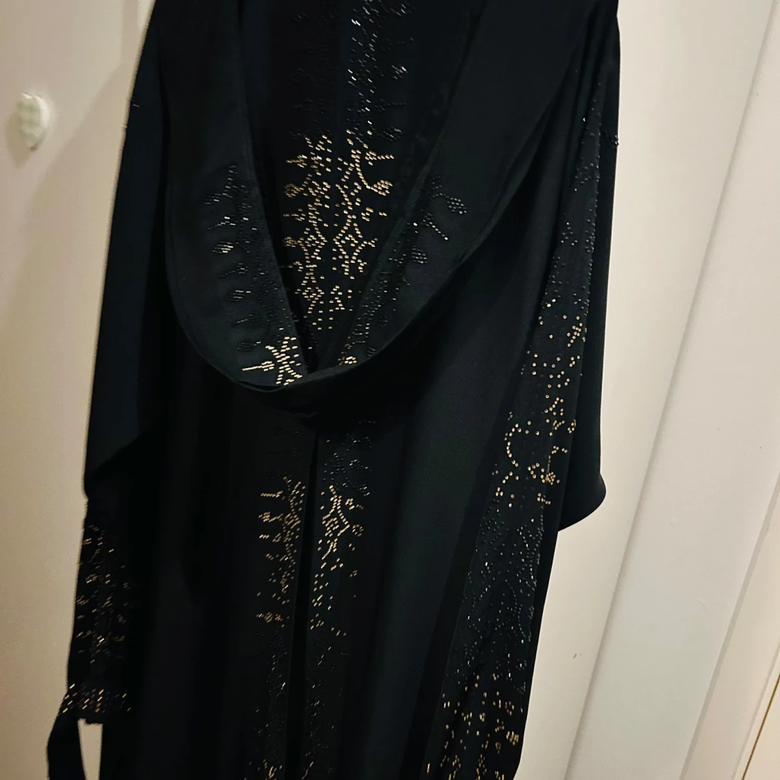 Svart långklänning/ Abaya med broderade detaljer - 1