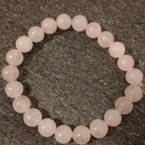 Rosa pärlarmband - Snyggt rosa armband med runda pärlor. Perfekt för att ge en subtil färgklick till din outfit. Elastiskt band för enkel passform.