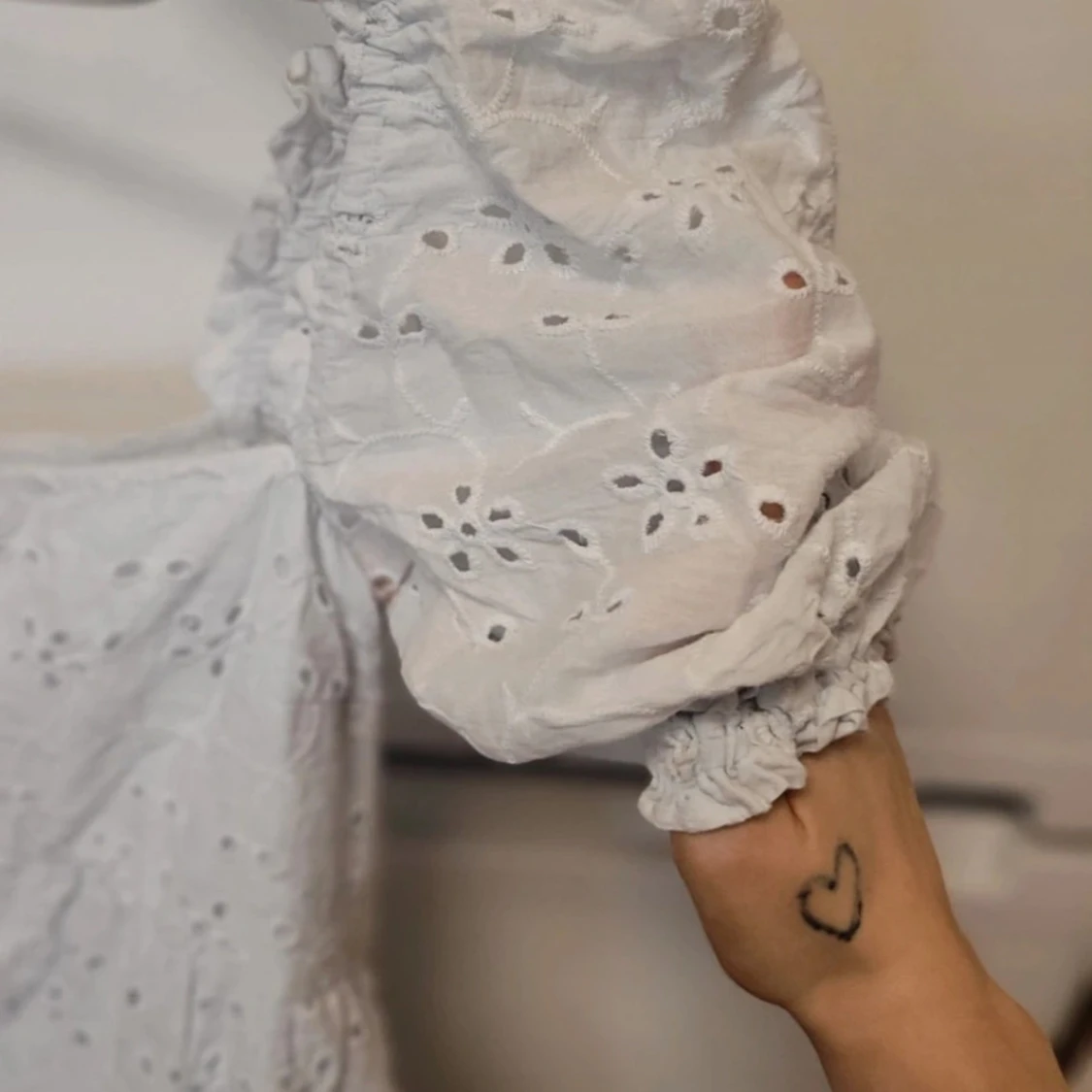 Vit klänning med puffärmar - 2