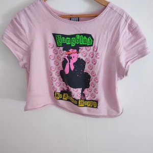 Rosa yungblud crop top  - Crop top med ett färgglatt tryck av Yungblud. 
