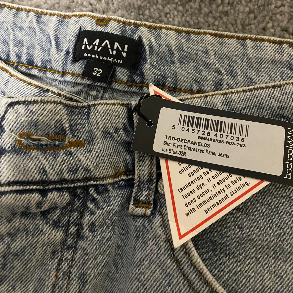 Flared jeans från boohooMAN - 1