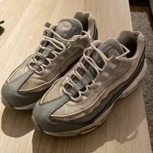 Nike Air Max 95  grå  - Säljer ett par Nike air Max 95 