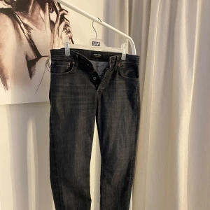 Jack & jones jeans  - Tja! säljer dessa jack&jones jeans. Dom är knappt använda och finns inga synliga slitningar, storlek W29/L32. om du har några frågor så är det bara att höra av sig! Priset kan diskuteras