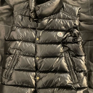 Moncler väst - Storlek 1, motsvarar typ S/XS. svart dunväst. Perfekt för kyliga dagar när du vill hålla stilen. Kan gå ner i pris lite 