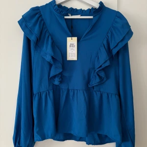 Blus från ONLY - En blå volangblus från ONLY 💙Helt oanvänd, endast testat ☺️Prislappen är kvar! Köpt för 329kr i butik