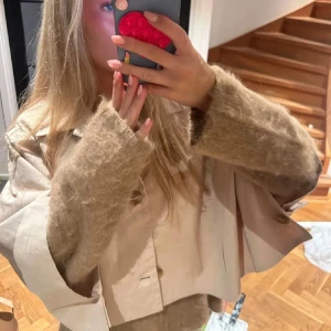 Trekvarts trenchcoat - Säljer en så fin trenchcoat/poncho med trekvartsärmar i fint skick. Perfekt till våren!!🌸Inga defekter och har inte använts av mig. 💘