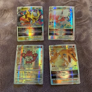 Pokémonkort - Giratina VSTAR och Simisear VSTAR - Säljer två holografiska Pokémonkort: Giratina VSTAR med 280 HP och Simisear VSTAR med 260 HP. Båda korten har unika attacker och VSTAR-krafter. Perfekt för samlare eller spelare som vill förstärka sin kortlek med kraftfulla kort.