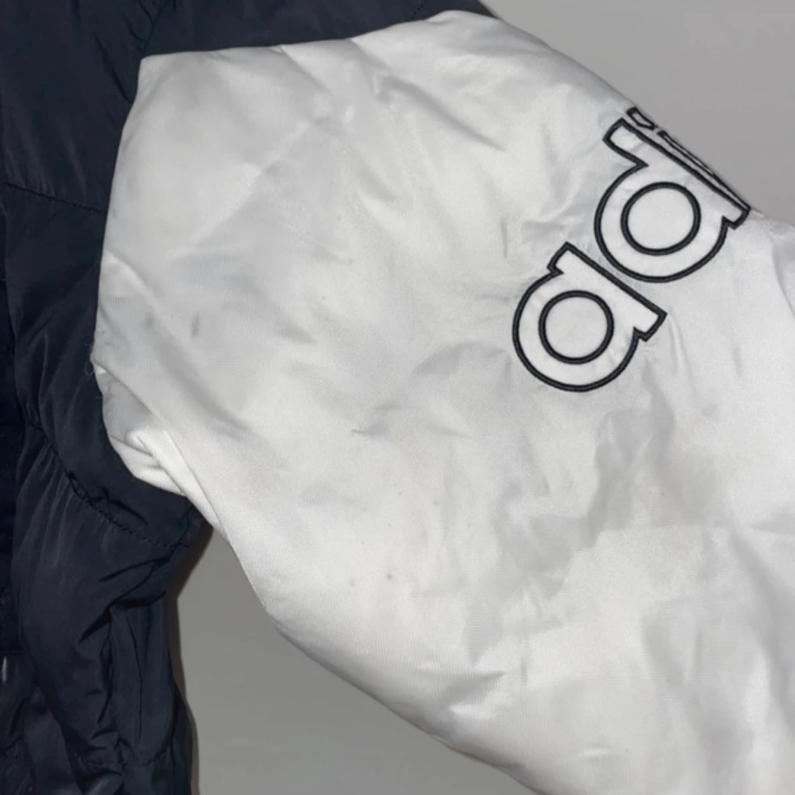 Svart och vit pufferjacka från Adidas - 1