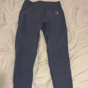 leggings från Gymshark - jag köpte dessa på plick och de satt superbra men jag var osäker på färgen vilket är varför jag säljer de, jag har aldrig använt de och tycker att de är i väldigt bra skick. de är blå/gråa 
