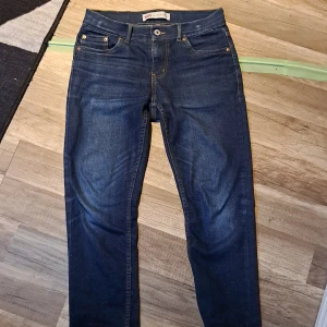 Levis 512 jeans - Snygga mörkblå Levis 512 jeans med klassisk femficksdesign och knappgylf. Perfekta för en avslappnad stil med en touch av klass. De har en rak passform och är tillverkade i slitstarkt denim. Jag har Haft dem i snart ett år. Ny pris 450kr men jag säljer dem för 199kr