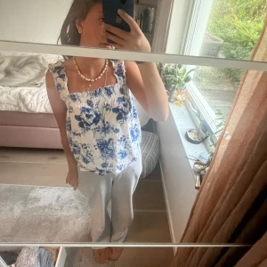 Blommig topp  - Helt oanvänd blommig topp från kappahl i storlek S💗