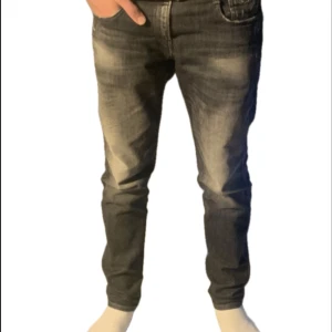 Replay jeans - Replay anbass aged 5 years slim fit jeans i väldigt bra skick👌 | Storlek W28/L30 | kille i bild var 175 på bilden och satt bra. Najs passform