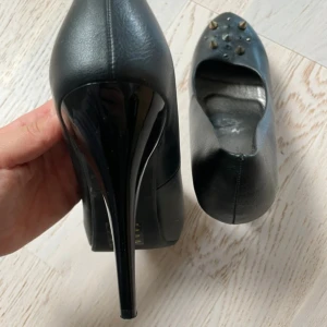 Svart bekväma klackar med silver detaljer  - Ett par klackar med silver detaljer Använd 2-3 gånger