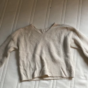 Stickad tröja  - Säljer min stickade tröja. Jag säljer den för att det tyvärr är för liten för mig🤍